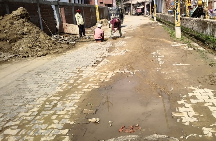 Hathras News: मां के मंदिर तक दर्द भरा सफर, तकलीफ बढ़ाएंगी जर्जर सड़कें
