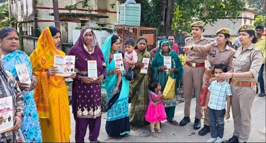 Shravasti News: महिलाओं को अधिकारों के प्रति किया जागरूक