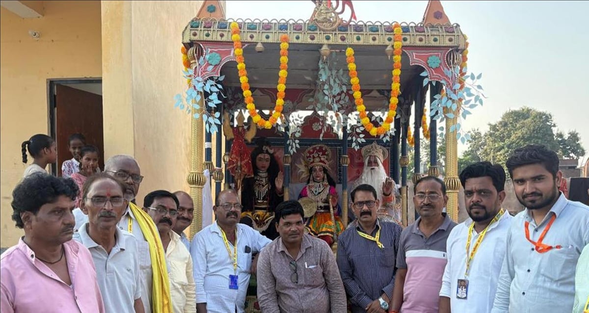 Bahraich News: दशहरा महोत्सव शुरू, शोभायात्राओं में उमड़े श्रद्धालु