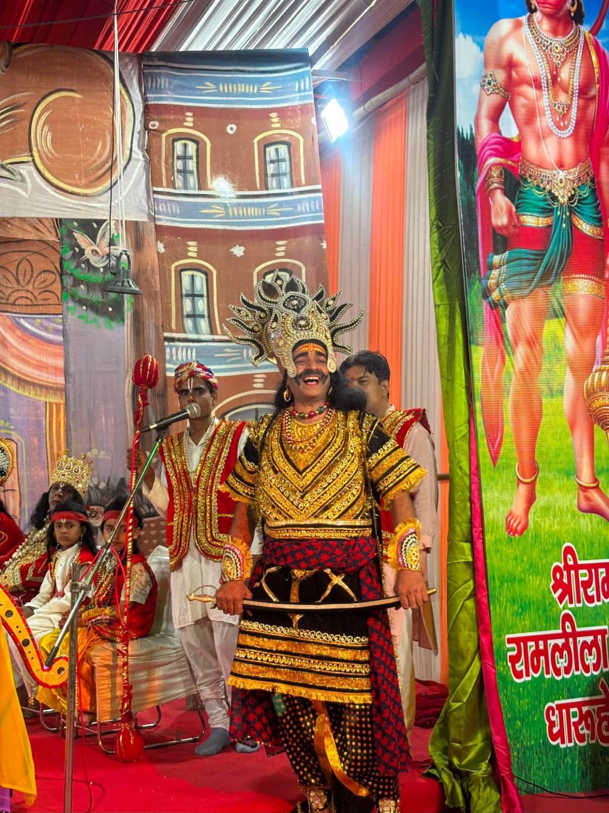 मेन बाजार में हो रहा रामलीला का मंचन। स्रोत : संस्था