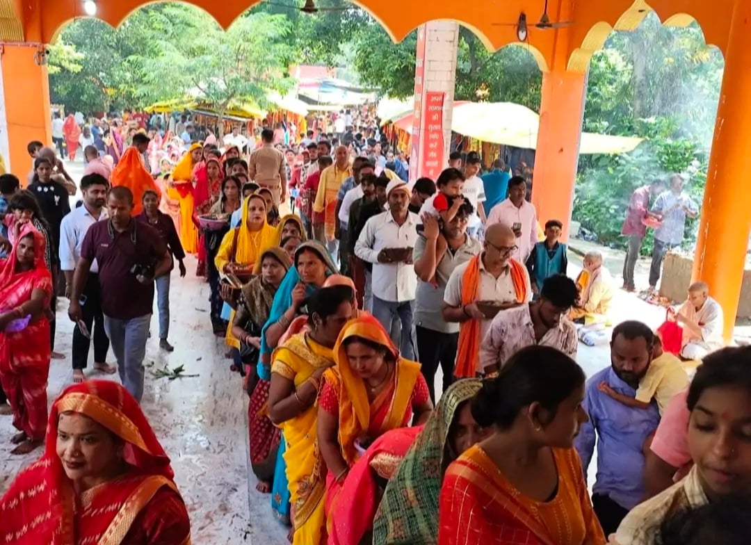 Kushinagar News: शारदीय नवरात्र के पहले दिन मंदिरों में उमड़ी श्रद्धालु की भीड़