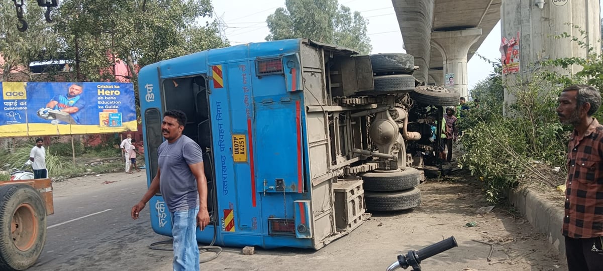 Ghaziabad News: डिवाइडर से टकराकर पलटी रोडवेज बस, 23 यात्री घायल