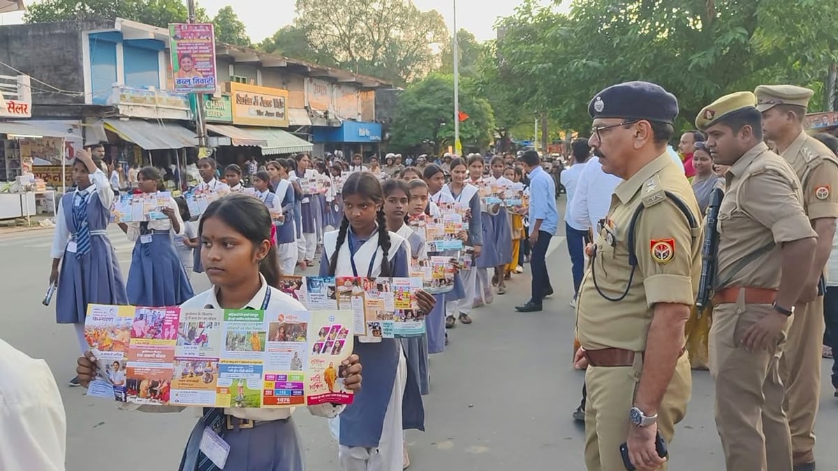 Basti News: महिला पुलिस ने निकाला पैदल मार्च, सुरक्षा के दिए संदेश