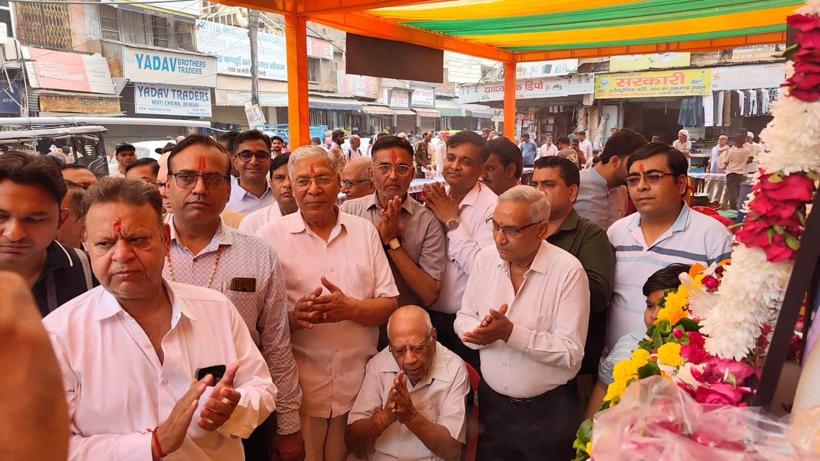 मोती चौक पर आयोजित कार्यक्रम में पूजा-अर्चना करते समाज के गणमान्य लोग। स्त्रोत: समिति