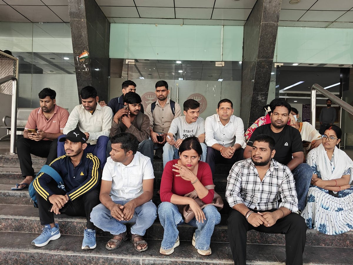 Noida News: ईएसआईसी अस्पताल मेें कार्यरत 31 स्टाफ को अचानक नौकरी से निकाला, भारी रोष
