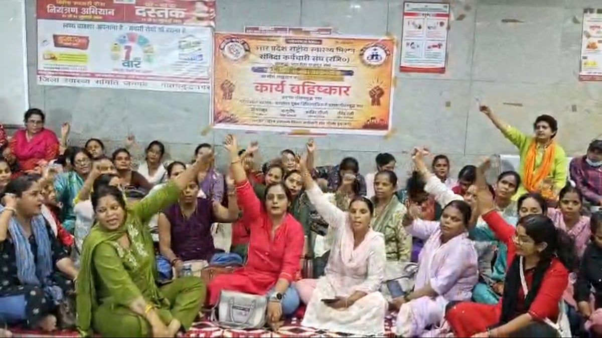 Noida News: लखनऊ कूच करने के बाद तेज हुआ प्रदर्शन, मरीजों का इलाज और बच्चों का टीककरण प्रभावित