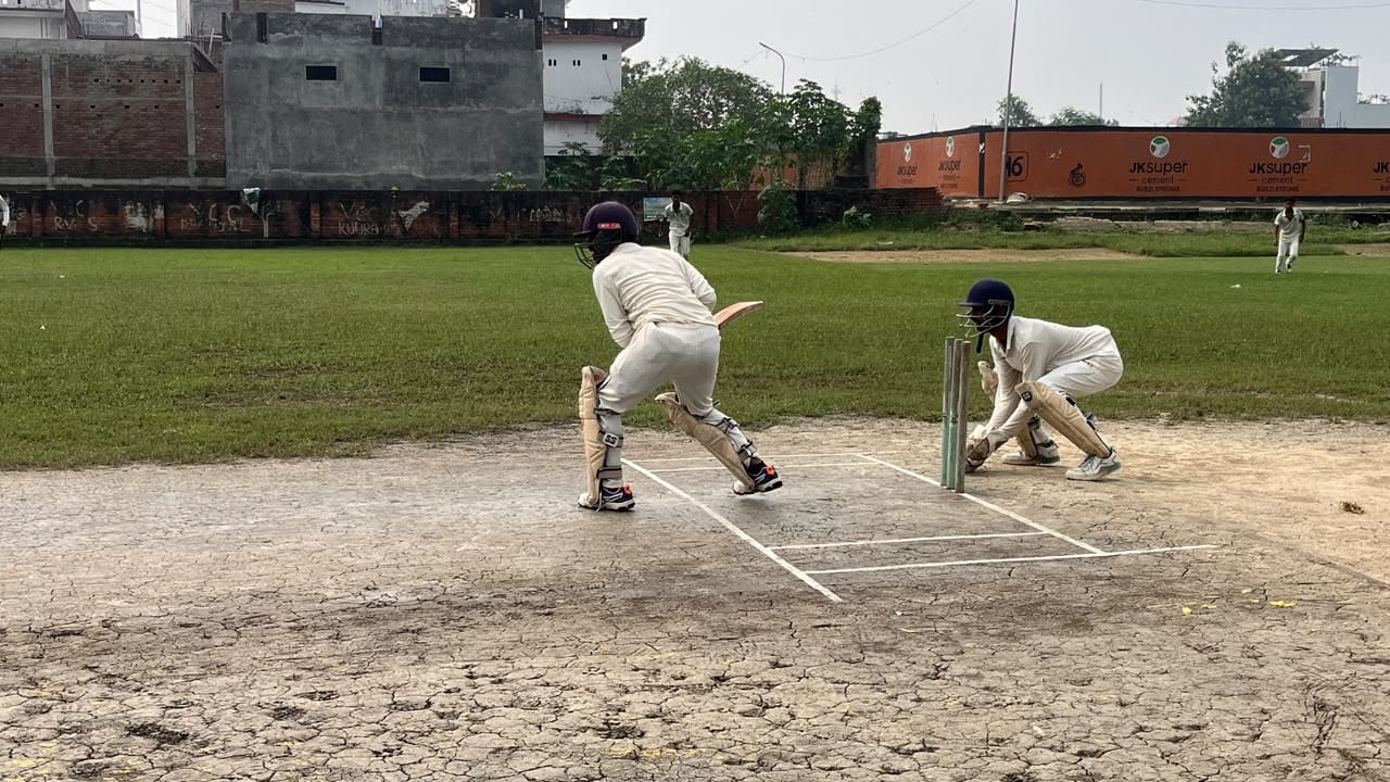 नगर के सहादतपुरा स्थित मैदान पर आयोजित क्रिकेट मैच में खेलता बल्लेबाज। संवाद