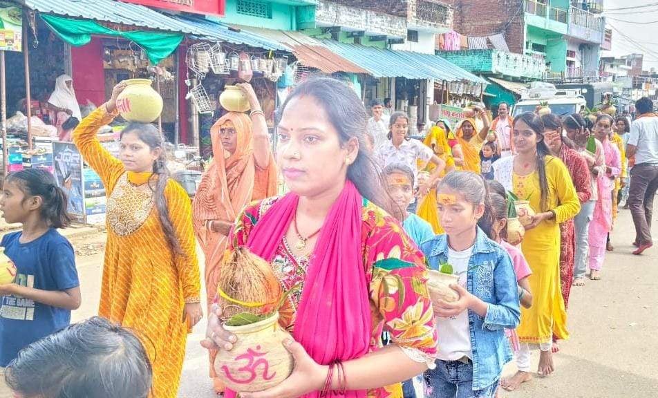 Chandauli News: नौगढ़ में निकली कलश यात्रा, श्रीरामकथा शुरू