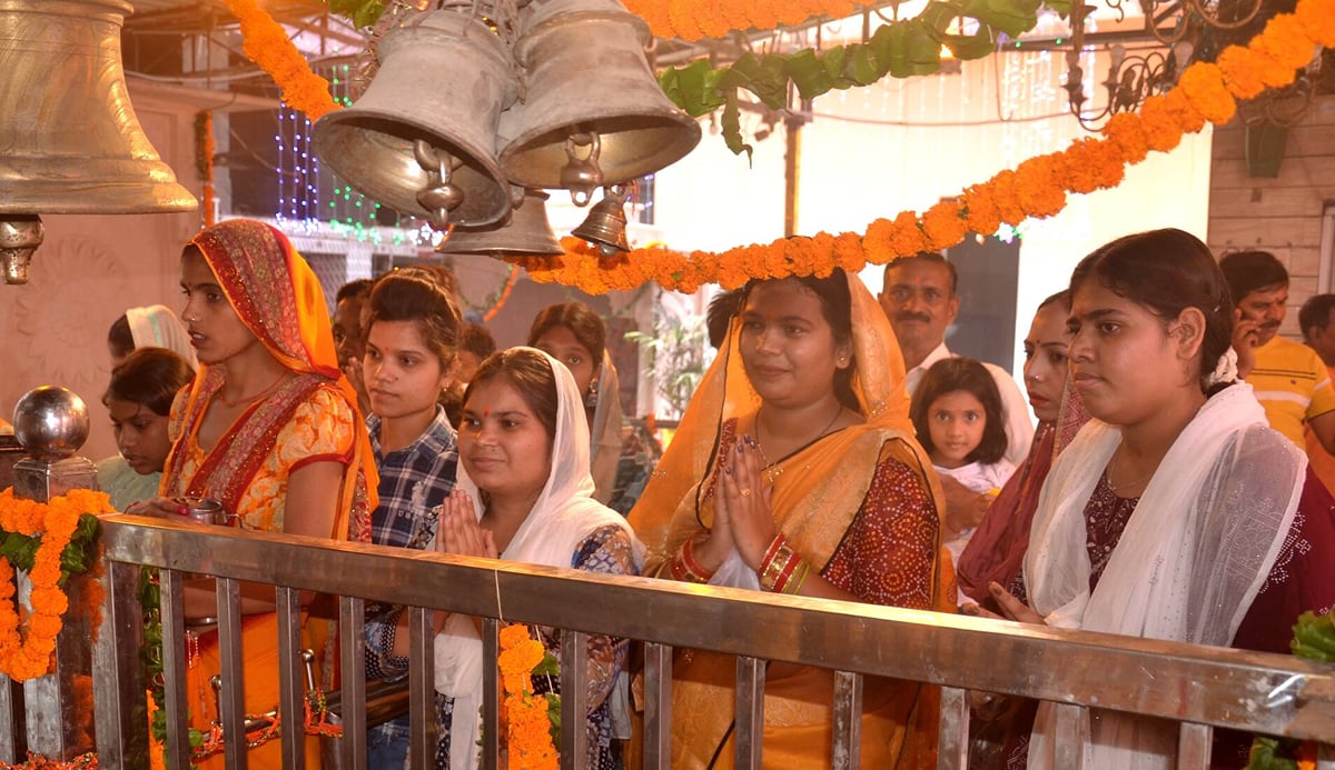Aligarh News: मां शैलपुत्री की आराधना के लिए मंदिरों में लगीं कतारें