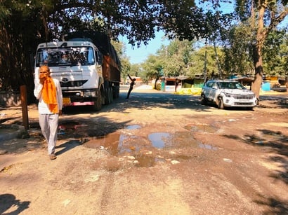 Lalitpur News: गल्ला मंडी में सड़कें बदहाल, पल्लेदार-व्यापारी परेशान