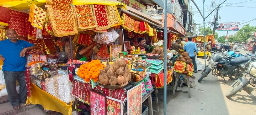 Sant Kabir Nagar News: बाजार में नवरात्र की रौनक, बढ़ी खरीदारी