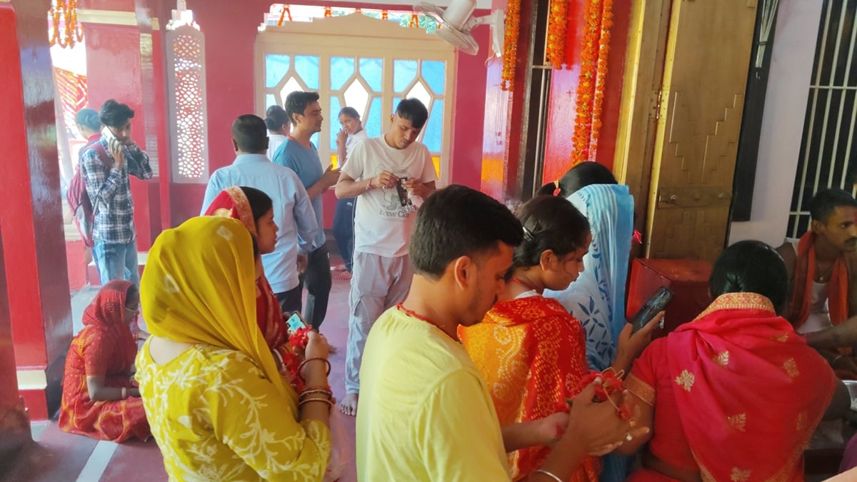 बिहार: नवरात्र के दूसरे दिन मां ब्रह्मचारिणी की पूजा के लिए भक्तों की भीड़ उमड़ी; कहां-कैसा उत्साह?