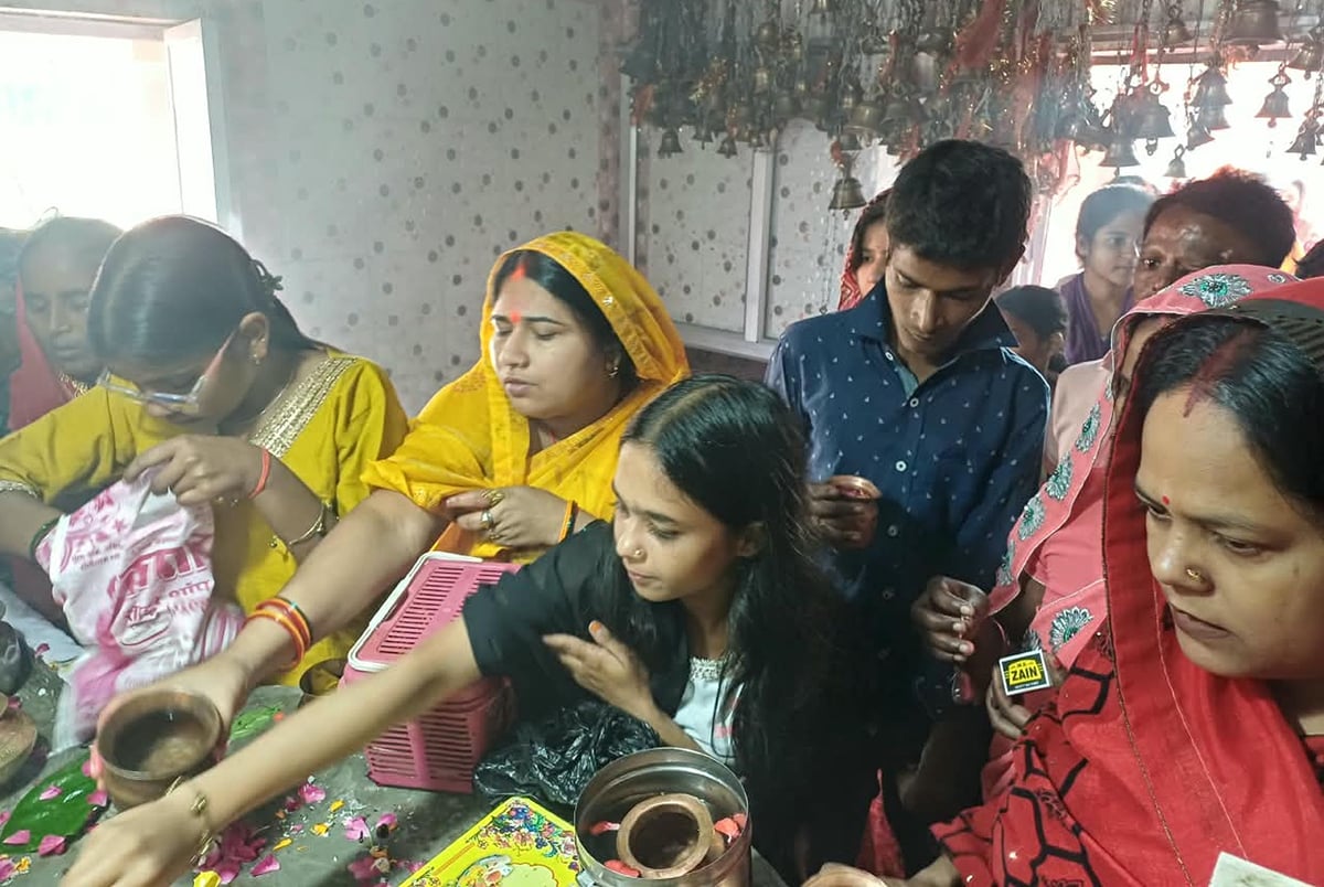 Raebareli News: देवी के दर्शन के लिए मंदिरों में उमड़ी भीड़