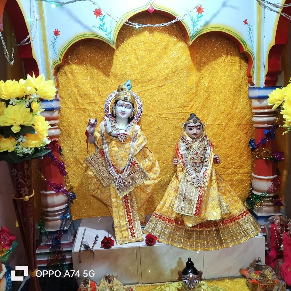 Ghazipur News: मंदिर में पुजारी के कमरे का दरवाजा बंद कर चांदी का मुकुट हुआ चोरी