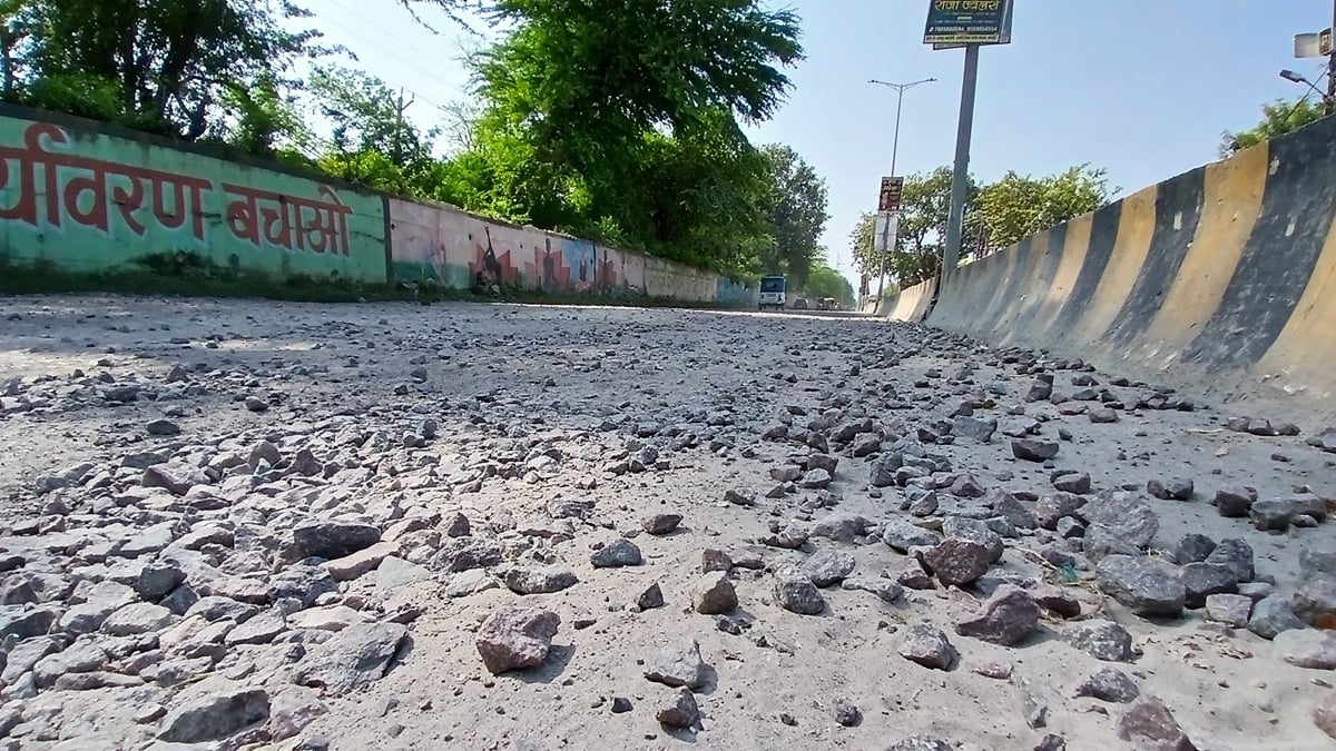 Kanpur News: सड़क धंसी, चैंबर ऊंचे, गिर रहे वाहन सवार