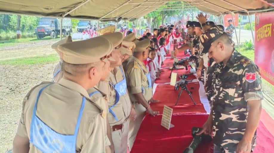Shravasti News: एसएसबी ने छात्राओं को दिखाए हथियार