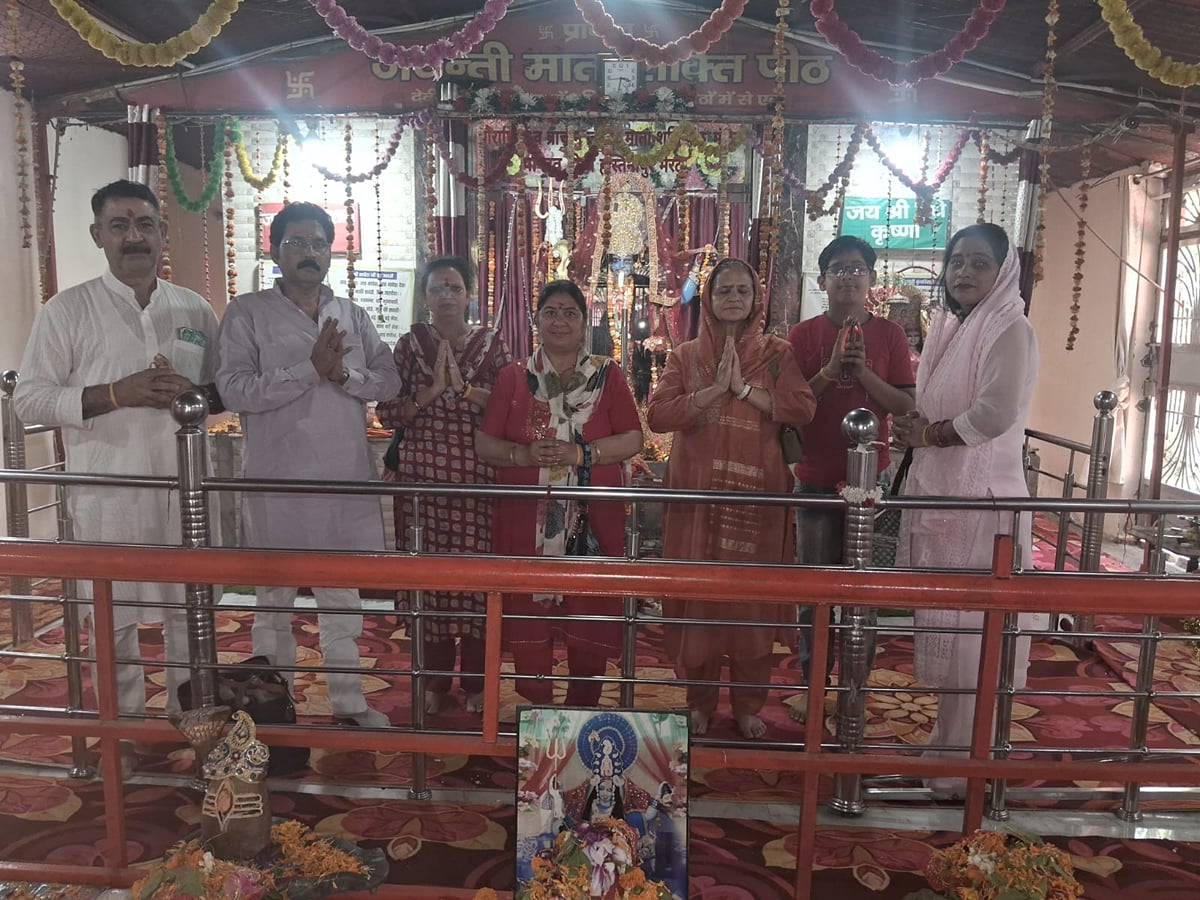 Meerut News: हस्तिनापुर के जयंती माता मंदिर में मां ब्रह्मचारिणी की पूजा