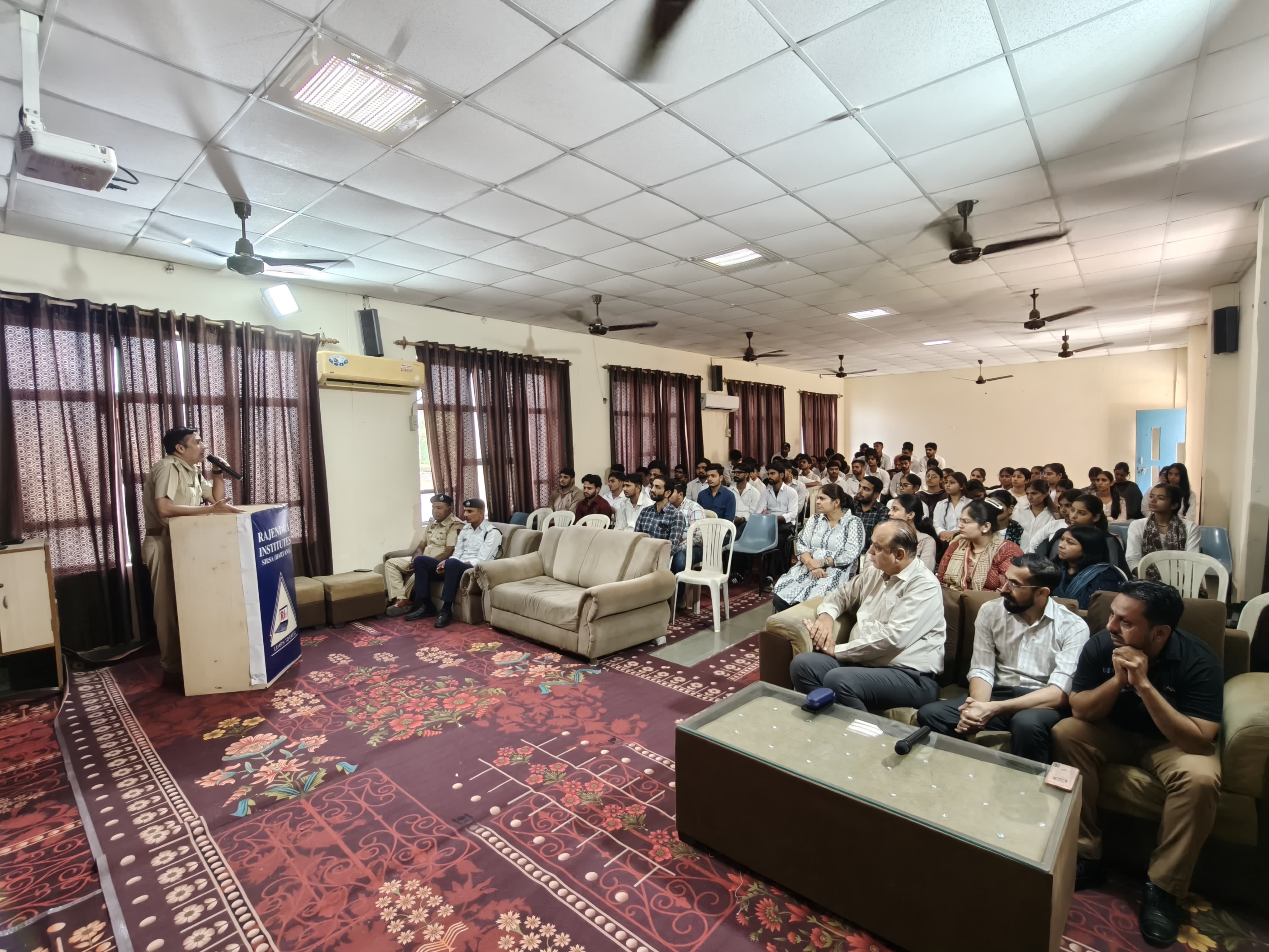 प्रतियोगिता की  तैयारियों को लेकर निर्देश देते यातायात पुलिस प्रभारी शमशेर सिंह ।