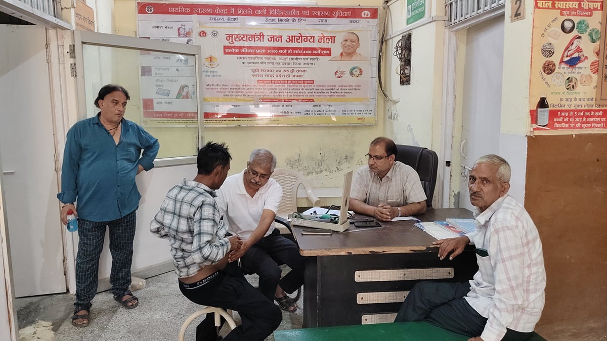 Hathras News: हड़ताल पर गए एनएचएम कर्मी, फार्मासिस्टों ने संभाली कमान