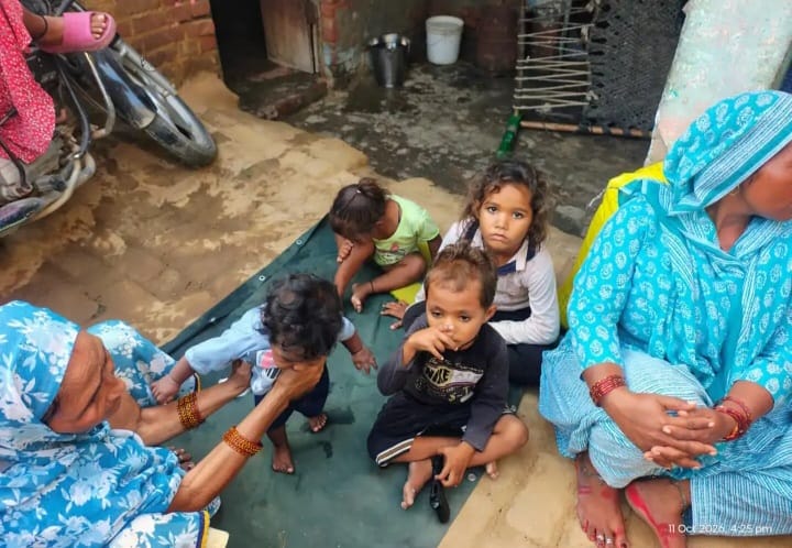 पड़ोसियों के पास मौजूद मृतका तुलसी के मासूम बच्चे। स्रोत : वीडियोग्रैब