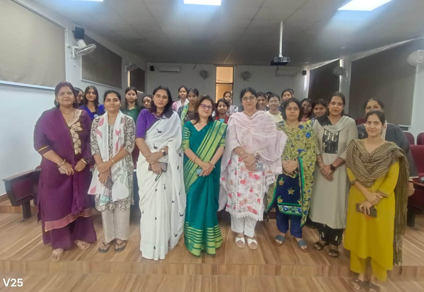 राजकीय महाविद्यालय खरखड़ा में कार्यक्रम के दौरान एकजुट स्टाफ। स्रोत : कॉलेज