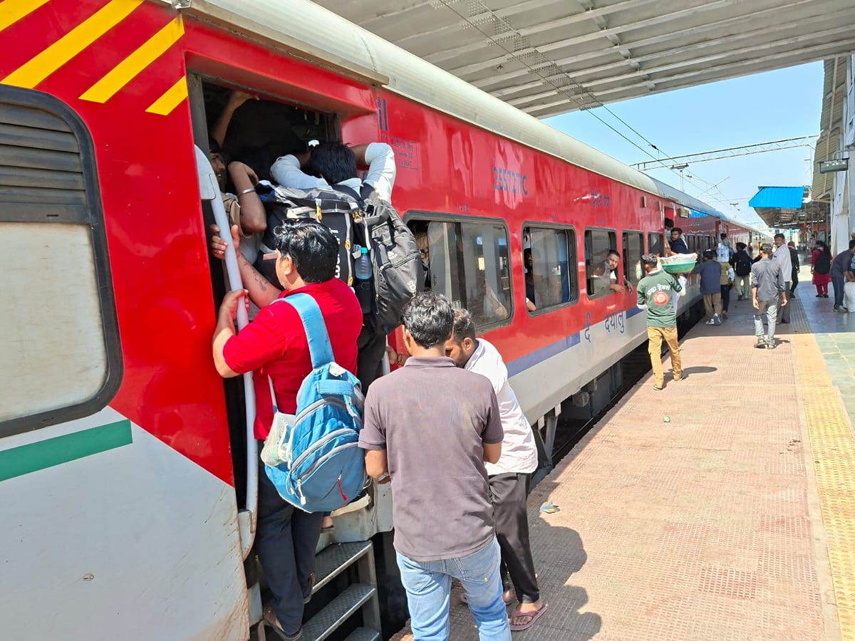 Lalitpur News: यार्ड रिमॉडलिंग ने बिगाड़ी ट्रेनों की रफ्तार, ढाई घंटे खड़ी रही शताब्दी