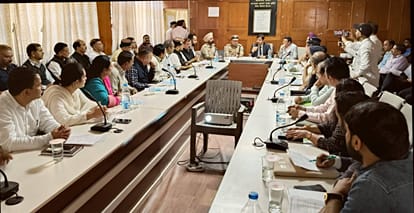 रामपुर में अंतरराष्ट्रीय लवी मेले की तैयारियों को लेकर आयोजित बैठक में चर्चा करते उपायुक्त शिमल