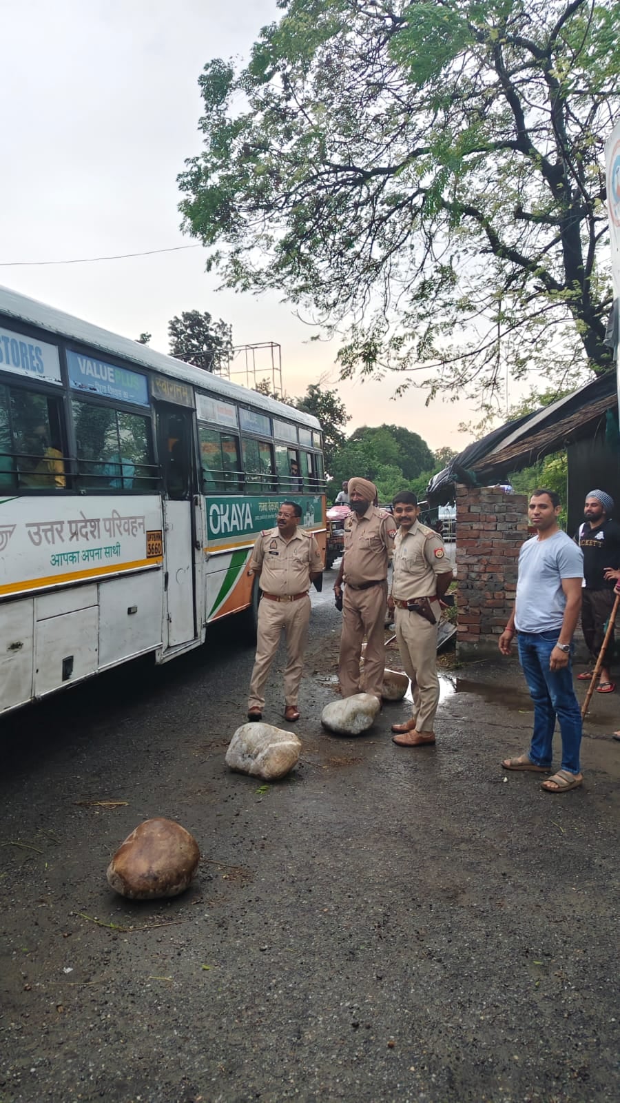Muzaffarnagar News: आंधी से टूटे खंभे, उखड़े पेड़...बिजली गुल, सड़कों पर जाम