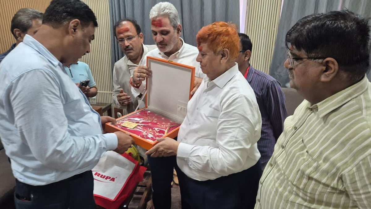 Mirzapur News: मां विंध्यवासिनी को भेंट की रत्नजड़ित चुनरी