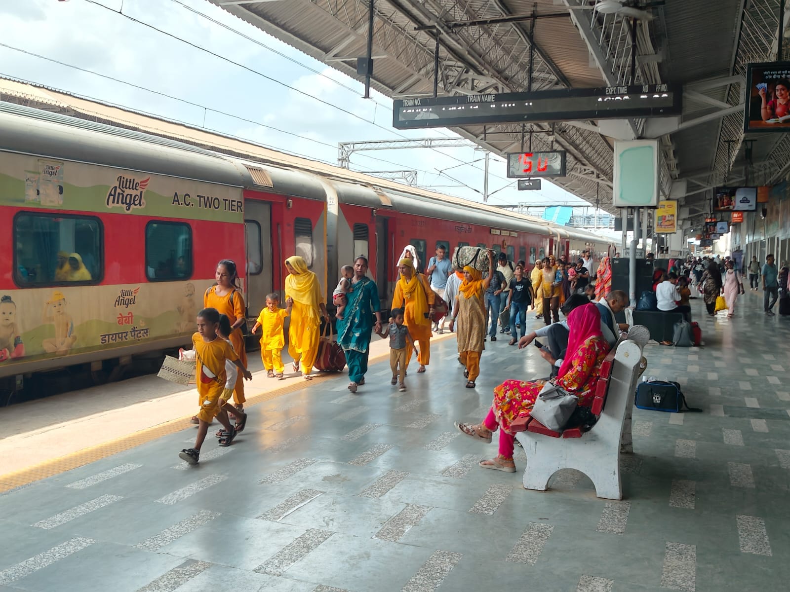 रेवाड़ी रेलवे स्टेशन का दृश्य। संवाद