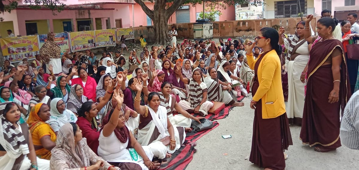 Budaun News: आशा-संगिनी ने उठाई स्थायीकरण व  21 हजार रुपये मानदेय की मांग