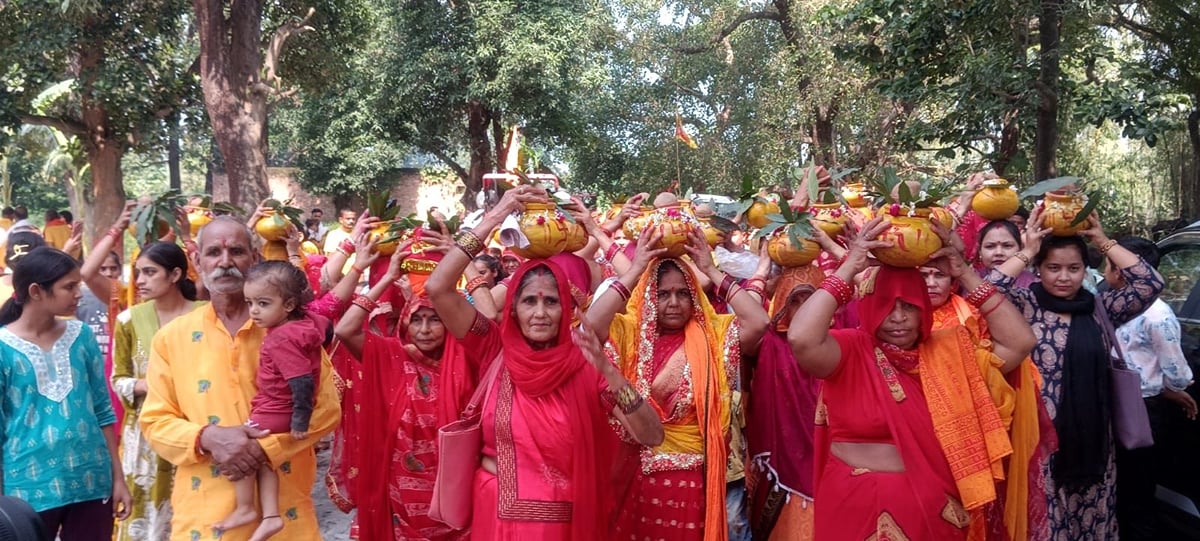 Shahjahanpur News: महमदपुर में कलशयात्रा के साथ देवी भागवत कथा का शुभारंभ