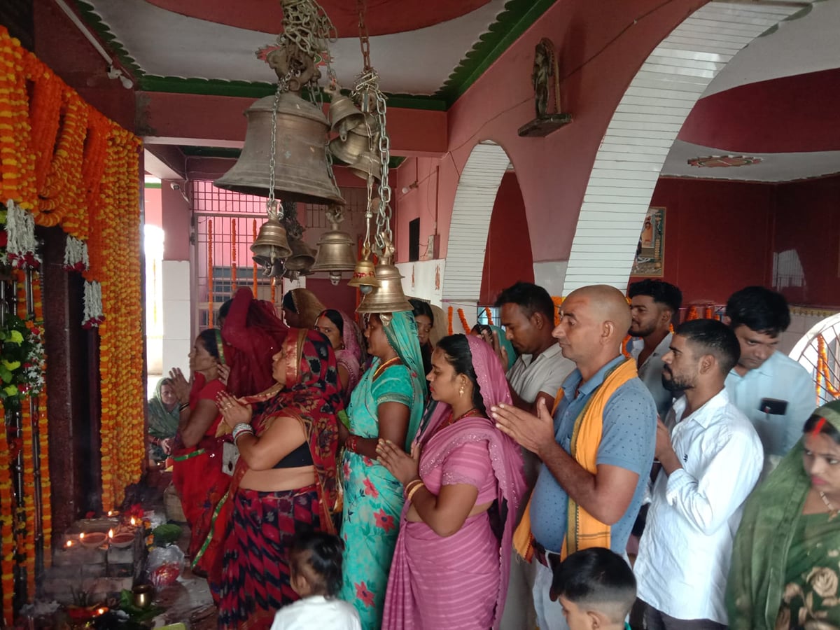 Ballia News: घर-घर में कलश स्थापना, अनुष्ठान व पाठ में जुटे माता के भक्त