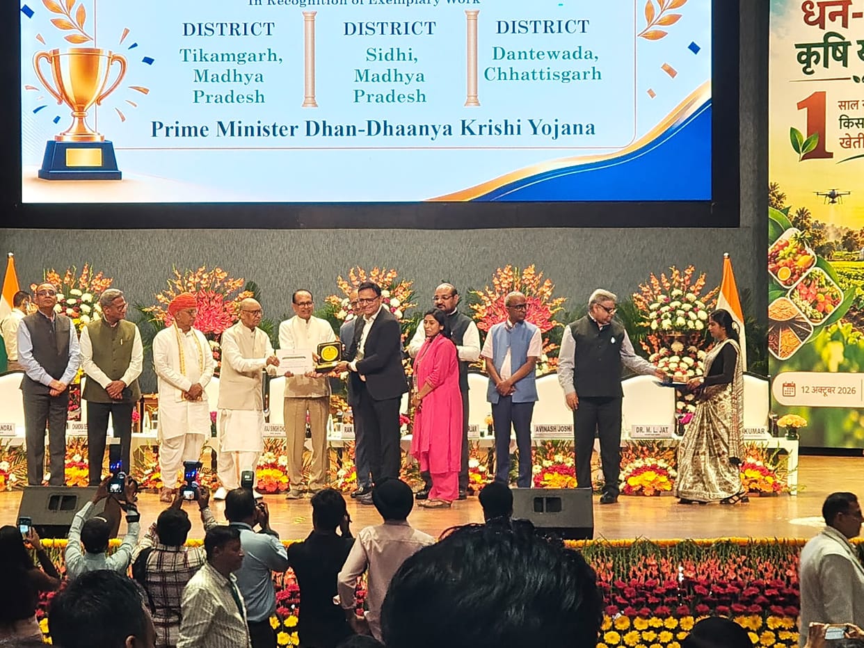 Tikamgarh Collector receives national honor for outstanding performance in agricultural development.