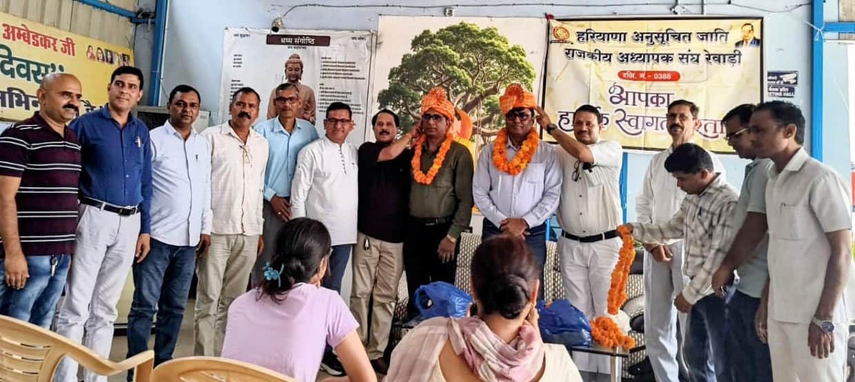 समारोह में सम्मानित करते शिक्षक। स्रोत : संगठन