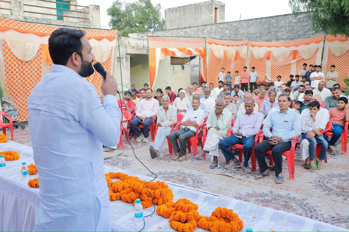 Meerut News: जनसंवाद कार्यक्रम में लोगों से सुने विचार और सुझाव
