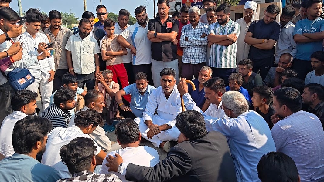 Aterna Bridge blocked over compensation demands; police ended the protest and detained four people.