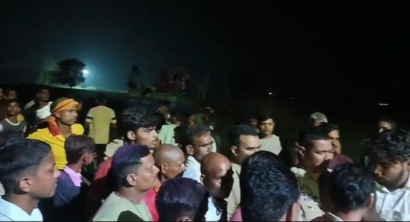 आरोप : दुर्गा प्रतिमा पर फेंका पत्थर, पुलिस जांच में जुटी