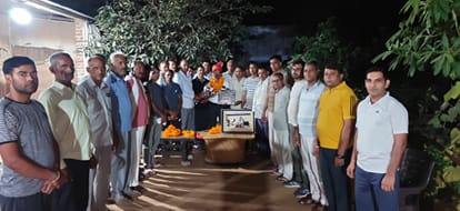 सत्यपाल सिंह का आलियावास में स्वागत करते लोग। स्रोत : स्कूल