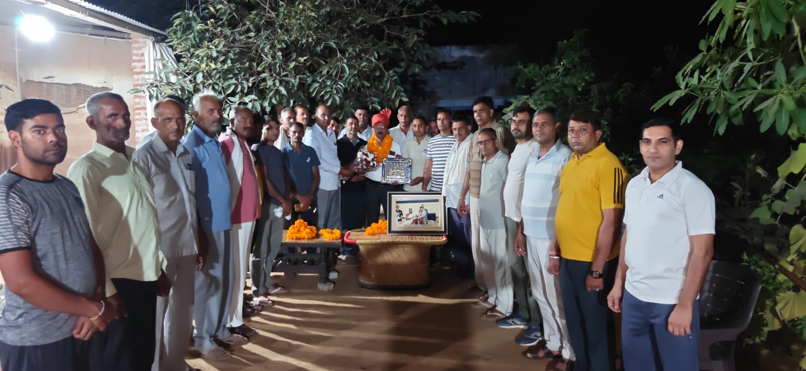 सत्यपाल सिंह का आलियावास में स्वागत करते लोग। स्रोत : स्कूल