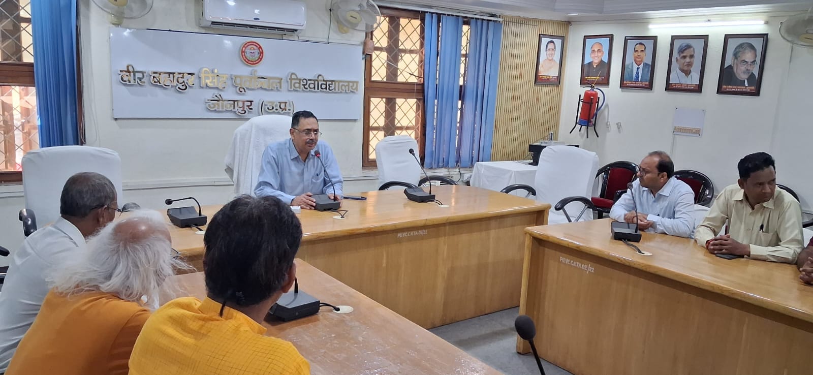 संविदा एवं अतिथि शिक्षकों के साथ बैठक में पाठ्यक्रम अपडेट और शिक्षण गुणवत्ता पर चर्चा करते कुलप