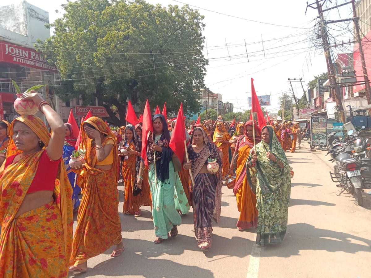 Basti News: महिलाओं ने निकाली कलश यात्रा, शतचंडी महायज्ञ शुरू