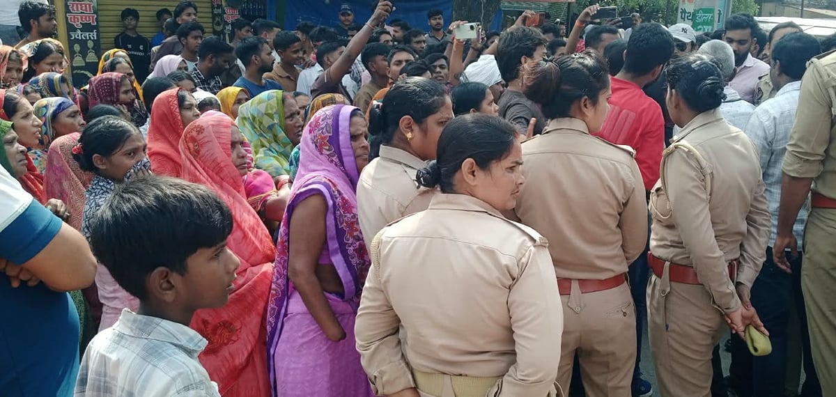 Azamgarh News: घायल युवक की मौत पर चक्काजाम, दो घंटे तक प्रदर्शन