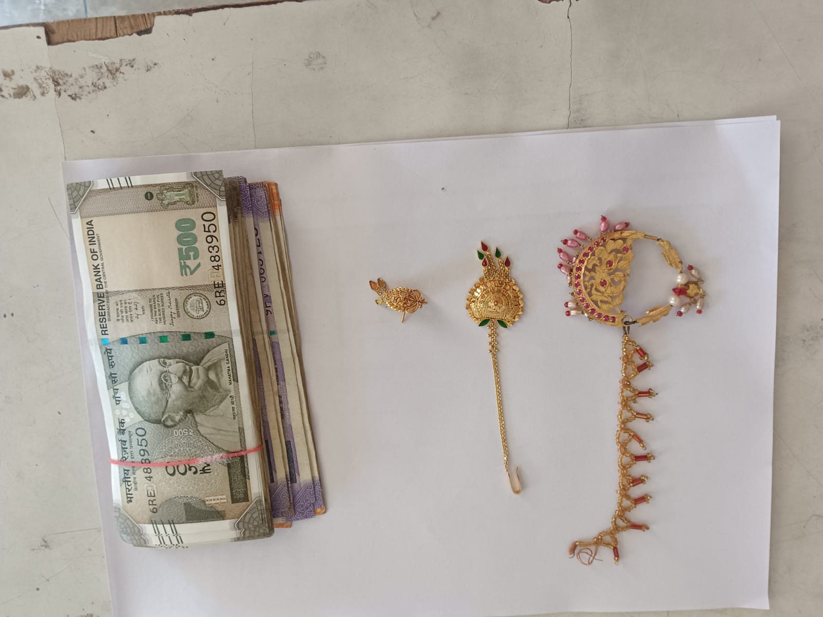 टकोली घिरथा पंचायत में हुई चोरी के मामले में बरामद की नगदी और अभूषण। -स्रोत : पुलिस