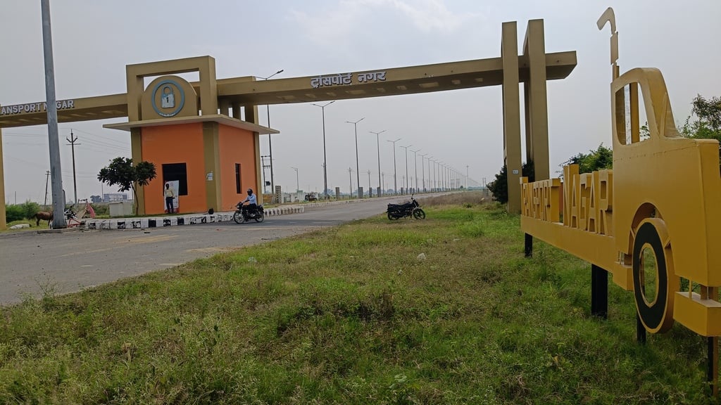 Aligarh News: ट्रांसपोर्ट नगर में दिल्ली-एनसीआर के कारोबारियों की दस्तक