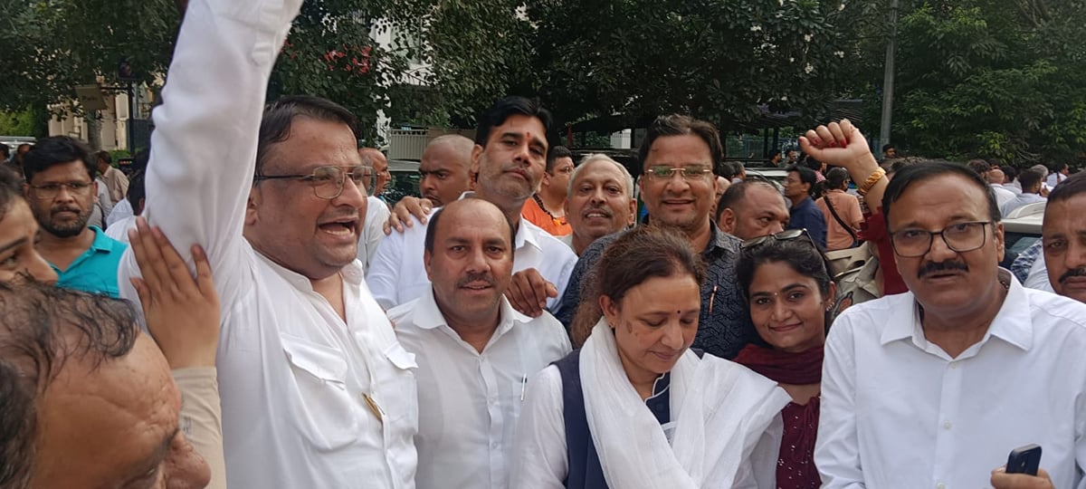 Noida News: वोट चोरी के आरोपों के जांच की मांग