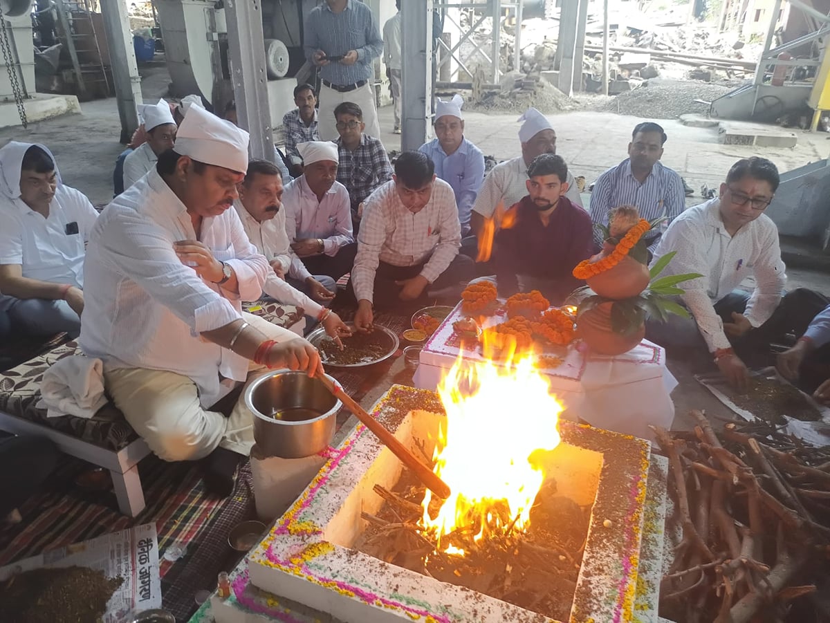 Meerut News: आईपीएल शुगर मिल में बॉयलर पूजन के साथ पेराई सत्र की तैयारियां शुरू