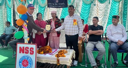 धारगौरा स्कूल में एनएसएस शिविर के शुभारंभ पर मुख्यातिथि को सम्मानित करते शिक्षक। स्रोत : स्कूल 