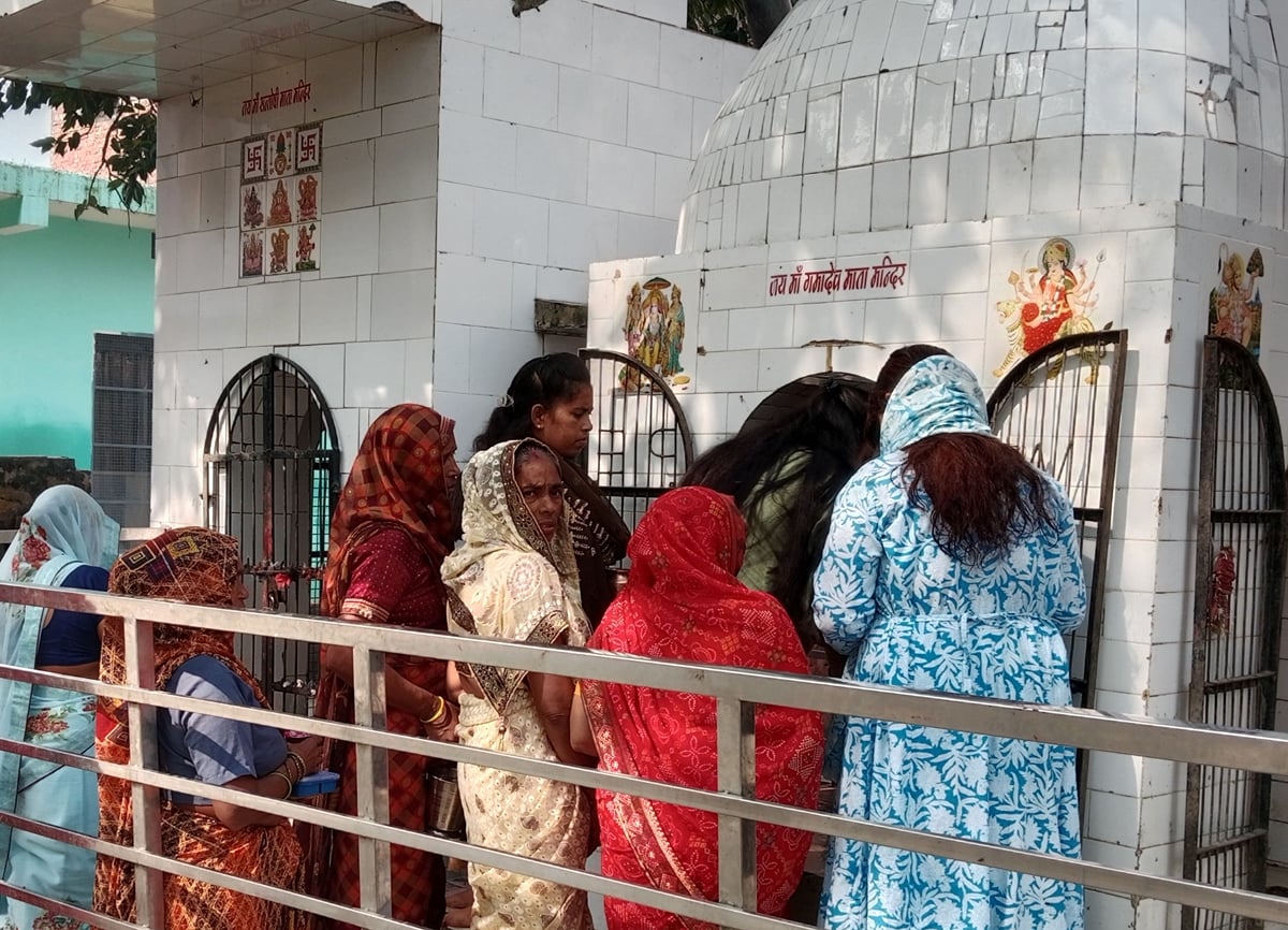 Budaun News: शारदीय नवरात्र शुरू, मां शैलपुत्री के दर्शन के लिए मंदिरों में उमड़े लोग