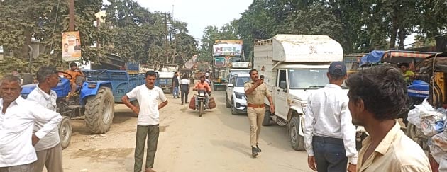 Budaun News: मंडी में बढ़ी धान की आवक, हाईवे पर जाम में फंसे वाहन